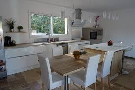 Cuisine Blanche Moderne Avec Quelques Touches De Bois Un Ilot Coin Repas Original Avec Son Cuisine Blanche Et Bois Cuisines Dans Salon Cuisine Design Moderne