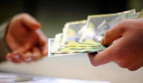 Nevoia de a diferenția prin lege salarii minime diferite pentru persoanele fără și, respectiv, cu studii superioare reprezintă simultan o absurditate logică și în principiu, simplul fapt că o persoană face 15 ani de studii ar trebui să însemne că acea persoană ar trebui să fie (considerabil) mai productivă. Salariul Minim CreÈ™te Din Prima Zi A Anului 2020 Ora De Sibiu