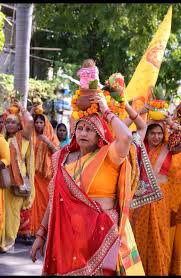 बैंड बाजे के साथ "भागवत" सिर पर लिए निकली कृष्ण भक्तों की भव्य कलश यात्रा,  नगर भ्रमण के लिए रथ पर सवार हुए स्वामी लक्ष्मणदास: शाश्वत तिवारी ...