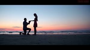 Bermain pasir bersama dengan pasangan dapat memberikan kesan keakraban yang menarik untuk didokumentasikan. Foto Pasangan Romantis Di Pantai Nusagates