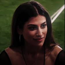 How to Get with Claudia in Love Island Game