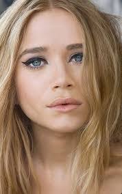 Chloe Neumann's Instagram, Twitter & Facebook