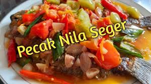 Ikan lele, gabus, dan belut sering jadi pilihan, tapi seiring berjalannya waktu, pecak gurame, mujair, dan nila lebih populer sekarang ini. Segernya Pecak Ikan Nila Menggugah Selera Makan Ala Resep Nenek Q Youtube