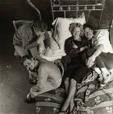 12 августа 1935, бостон, сша — 13 марта 1978, нью йорк, сша. Director Alan J Pakula Peter Macnicol Meryl Streep And Kevin Kline On The Set Of Sophie S Choice Meryl Streep Kevin Kline Best Romantic Movies