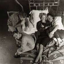 Boy on street who attended funeral, в титрах не указан. Director Alan J Pakula Peter Macnicol Meryl Streep And Kevin Kline On The Set Of Sophie S Choice Dogue De Bordeaux Arte Artes