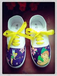 Zapatilla Peter Pan Y Campanilla Detalle Silueta De Las Sombras De Wendy Sus Hermanos Y La Frase Never Grow Up En Zapatillas Peter Pan Y Campanita Siluetas