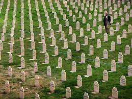 Elma kokusunu duyan çocuklar merakla karışık sevinç içinde kokuya doğru. Halepce Katliami Nin Uzerinden 33 Yil Gecti Ntv