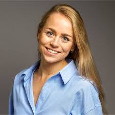 Lisa Manders's Instagram, Twitter & Facebook