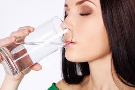 Miksi Lasillinen Vetta Tyhjaan Mahaan On Hyvaksi Elimistolle Askel Terveyteen Drinking Warm Lemon Water Drinking Water Anti Acne Diet