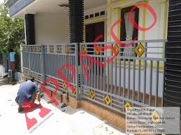 Dengan gaya rumah yang klasik dan makin manis karena pilihan warnanya yang pas, memadukan warna putih dan warna netral seakan menjadi juara untuk desain rumah minimalis. Pagar Minimalis Warna Abu Abu Jual Kanopi Tralis