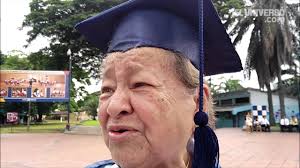 A sus 80 años, Enedina Jiménez festeja por su título de bachiller