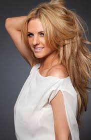 Qu'importe notre nature ou notre couleur de cheveux, on a tou.te.s déjà voulu les éclaircir de quelques tons, surtout lorsque le soleil pointe le bout de son nez. 25 Meilleures Idees De Couleur De Cheveux Pour 2020 Les Points Forts De Balayage Les Points Forts De Balayage