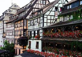 Proche des commerces, de nombreux médecins, laboratoires, et centres de soins, des lieux culturels (cinéma, théâtre, opéra, musée), elle est facilement accessible en bus ou tram et proche de la gare. France Strasbourg Petite France Houses Facades Alsace Pikist