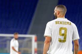 Ginter hält den hintern hin und wehrt so den ball ab. Real Madrid Florentino Perez Verzicht Auf Karim Benzema Grosser Verlust Fur Frankreich