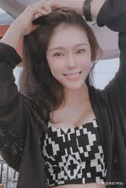 Hoa hậu biết siêu sao Lin Dan có vợ vẫn tòm tem, bà xã cao tay như thế nào