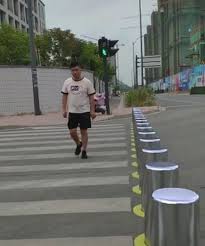 Menyeberang jalan tidak semudah orang yang berlalu lalang melintasi jalan tersebut. Zebra Cross Anti Tabrak Pengguna Jalan Bikin Kendaraan Auto Berhenti Okezone Otomotif