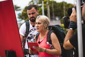 În românia emisiunea a debutat pe 12 februarie 2018 pe antena 1, primul sezon fiind prezentat de gina pistol și marius damian. Cand Incepe Sezonul 3 Asia Express Data OficialÄƒ AnunÈ›atÄƒ De Antena 1 Impact