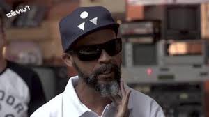 Banda Muamba canta 'Lady Laura' sucesso de Roberto Carlos