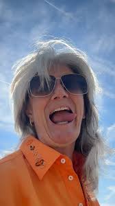 Vers la fin de sa vie, ma #tanteanahide, a acheté un minuscule studio à  Deauville. Elle prononçait le nom de cette ville avec plein de salive dans  la bouche, et l’œil si émerveillé qu’il semblait ...