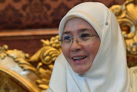 Suasana hari pertabalan agong ke16. Tunku Azizah Permaisuri Bertakhta Di Hati Rakyat Utusan Borneo Online