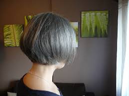 Cette dame très distinguée a choisi une coupe courte qui lui va à merveille. Nouvelle Coupe De Cheveux Et Passoire Sur La Tete 50 Nuances De Gris Ou Comment J Ai Arrete De Me Teindre Les Cheveux