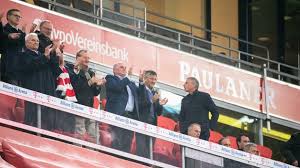 Rummenigge fiel schon vorher negativ auf. Bayern Boss Glaubt An Missverstandnis Rummenigge Verspricht Notwendigen Abstand Furs Nachste Spiel Sport Tagesspiegel