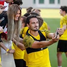 Check out some of her hottest pics on our website! Mats Hummels Themenseite