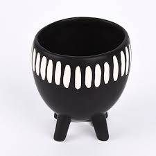 Jul 21, 2021 · gönne deinem wohnzimmer ein update mit unserer großen auswahl an wohnaccessoires. Sass Belle Ubertopf Auf Fussen Gerillt Porzellan Schwarz Weiss 11x13cm Meine Gardinen De Der Gardinen Spezialshop Von Schoner Leben