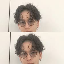 画像に含まれている可能性があるもの 1人 眼鏡 クローズアップ パーマ ショート パーマ 男の髪