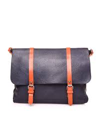 Ce grand sac bandoulière femme pratique peut être porté à l'épaule ou porté croisé. Grand Sac Bandouliere Vintage Bleu