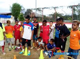 Perkenalan Sepakbola Sosial Di Lapangan Hockey Kota Sorong Papua Barat Senin 21 Desember 2015 Unipapua Unipapuafc Kota
