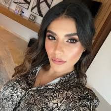 Alessandra Perez's Instagram, Twitter & Facebook