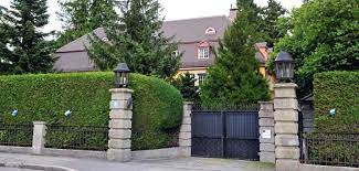 gut versteckt hinter hecken die villa des thailandischen kronprinzen maha vajiralongkorn in tutzing am starnberger see villen starnberger see villa