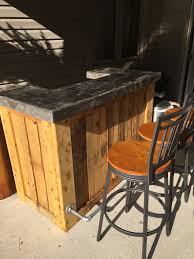 תמונה של ‪3 matadors tequileria‬, צ'רלסטון: Pallet Bar With Cement Top And Led Lights Ryobi Nation Projects