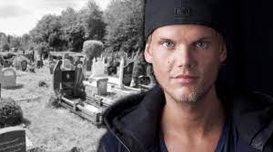 This original with rita ora is alluring, but alan walker gives it his signature. Avicii 28 Erste Details Zur Beerdigung Youtube
