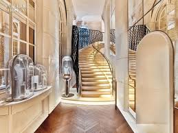 Place Vendome Inspires The Grandeur Of Van Cleef Arpels S Newest Paris Boutique Boutique Interior Design Van Cleef Arpels Interior Design Magazine