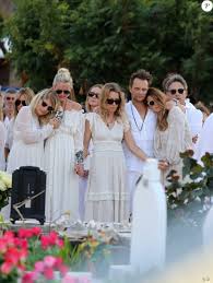 Tes mots, ta voix, tes chansons, ta personnalité sont inscrits en nous et vivront dans. Laeticia Hallyday Sa Mere Francoise Thibaut Laura Smet David Hallyday Et Sa Compagne Alexandra Pastor Lors Des Obseques De Johnny Hallyday Au Cimetiere De Lo Purepeople