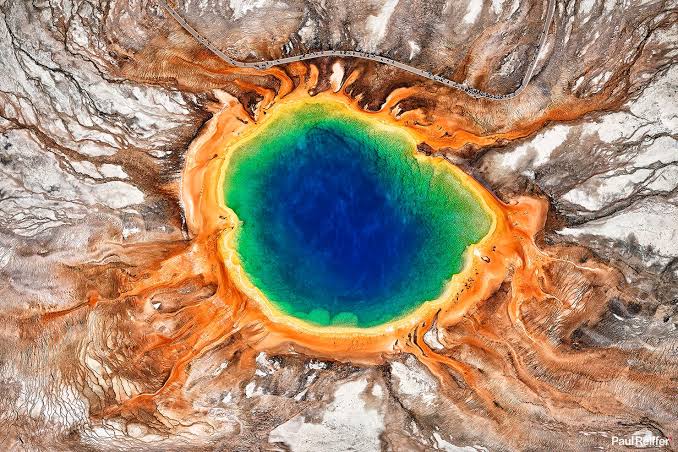 L'incroyable Grand Prismatic Spring et sa palette de couleurs surréalistes, généré par IA
