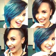 Lovato revealed a drastic blue hairstyle with a stylized buzz cut on the side of her head in october 2014. Hoy 2 De Oct 2014 Me Puse Un Nuevo Color Que Talco Demi Lovato Demi Lovato Blue Hair Gorgeous Hair Hairstyle