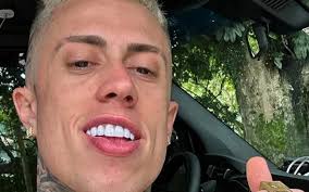 MC Daniel cai em briga na rua, mostra machucado e se manifesta