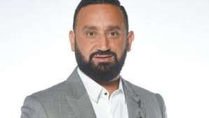 He is a writer and producer, known for big buzz quiz (2016), touche pas à mon poste! Tpmp Cyril Hanouna Fait Sensation En Se Devoilant Torse Nu Photo