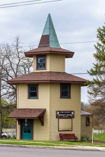I wish I had visited the Monkey House when it was operating. Ed Miller had  a store at the corner of Whipp and Far Hills. In 1930 he built this  building near