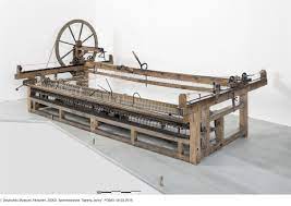 Mit der erfindung des spinners jenny durch den britischen schreiner / weber james hargreaves im jahr 1764 , einem handbetriebenen gerät mit mehreren spulen, wurde das spinnen erstmals industrialisiert. Textilmaschinen Die Entstehung Von Stoffen Deutsches Museum Google Arts Culture