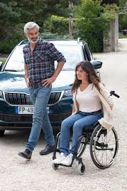 Lucie, championne d'équitation en lice pour les jo, est victime d'un accident qui la laisse handicapée. Agkki9w0kvhstm
