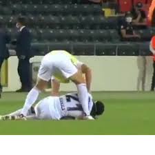 Fabrice n'sakala of rsc anderlecht talks to referee joeri van de velde while being injured at his hand during the jupiler league match between kaa. 2dkg1vgbjhgn7m
