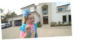 • 6,6 млн просмотров 1 год назад. Jojo Siwa Posted A Tour Of Her New House To Youtube And I Need To Switch Careers Immediately Happy Lifestyle Inc