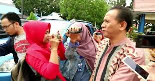 Nampaknya dia sudah mahir untuk urusan kocok mengkocok penis. Kepala Sekolah Di Bengkulu Pukul Dan Tendang Guru Di Depan Siswa Bagian 1