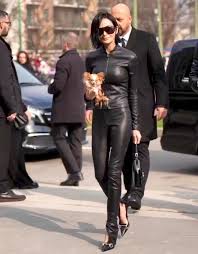 😱 ¡QUE ESCÁNDALO! Con 63 años de edad, la actriz, Demi Moore, impacta las  plataformas luciendo totalmente rejuvenecida en el Fashion Week Milán.  Usurios comentan “se tomó toda la sustancia” y otros