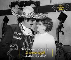 Tras el escándalo que se desató en redes sociales luego de que circularan dos videos y una fotografía en los que se ve a vicente fernández tocar los senos de algunas fans, el cantante mexicano da la cara. Facebook