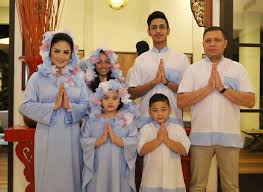 Lebaran merupakan hari bahagia yang namun saat ini baju lebaran keluarga yang banyak diminati adalah model baju muslim, sebab model baju ini memang dapat memberikan kesan yang. Baju Lebaran Keluarga Artis 2018 Gambar Islami